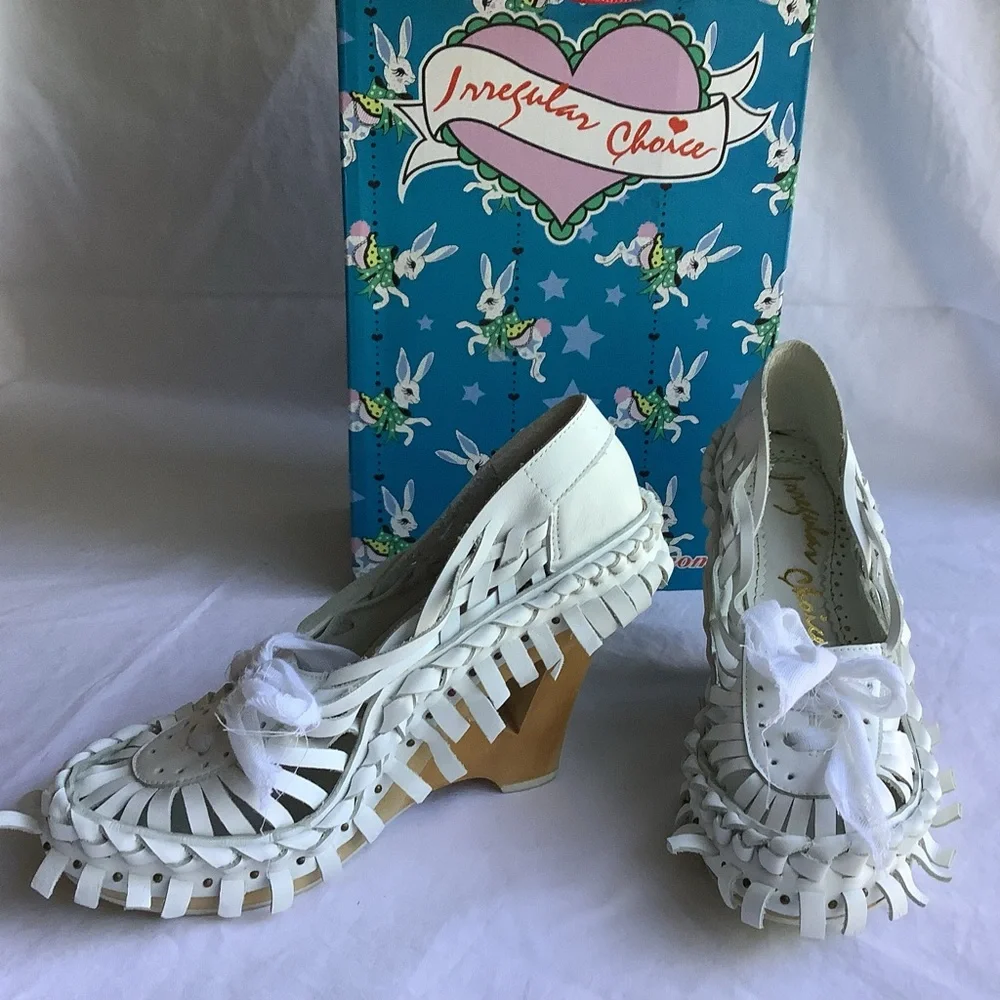 NWB Y2K Women’s Irregular Choice White Leather Carved Wood Wedge Heels Sz 8 - Picture 1 of 10